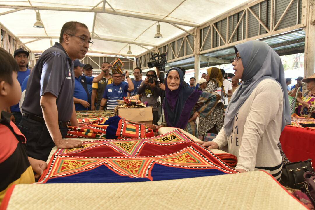 sec_press's tweet photo. Calon BN Parlimen Kota Belud Datuk Seri Dr @sallehsaid mengadakan “walkabout” di Tamu Mingguan, Siasai Tamu, Kota Belud. @Umno_kotabelud @Kotabelud @Zainal_nal59 @halim_semat 

#TatapBN
#HebatkanNegaraku 
#DemiKotaBelud https://t.co/nhVCXkvdey