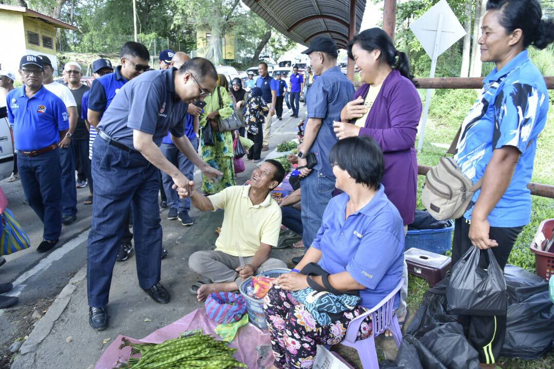 sec_press's tweet photo. Calon BN Parlimen Kota Belud Datuk Seri Dr @sallehsaid mengadakan “walkabout” di Tamu Mingguan, Siasai Tamu, Kota Belud. @Umno_kotabelud @Kotabelud @Zainal_nal59 @halim_semat 

#TatapBN
#HebatkanNegaraku 
#DemiKotaBelud https://t.co/nhVCXkvdey