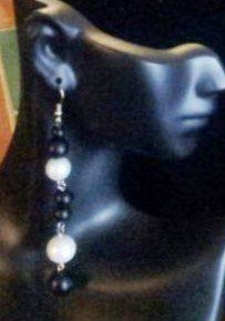 Richpetg's tweet photo. This set of necklace, bracelet and earrings is made with Swarovski matte black and matte white crystal pearls. https://t.co/BWtzWc9fDD