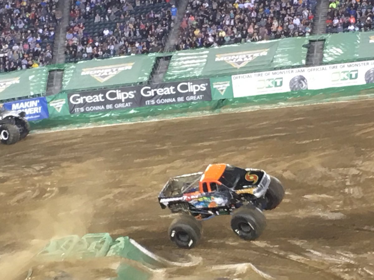 5SE's tweet photo. #monsterjam https://t.co/PuMNwRJlDq