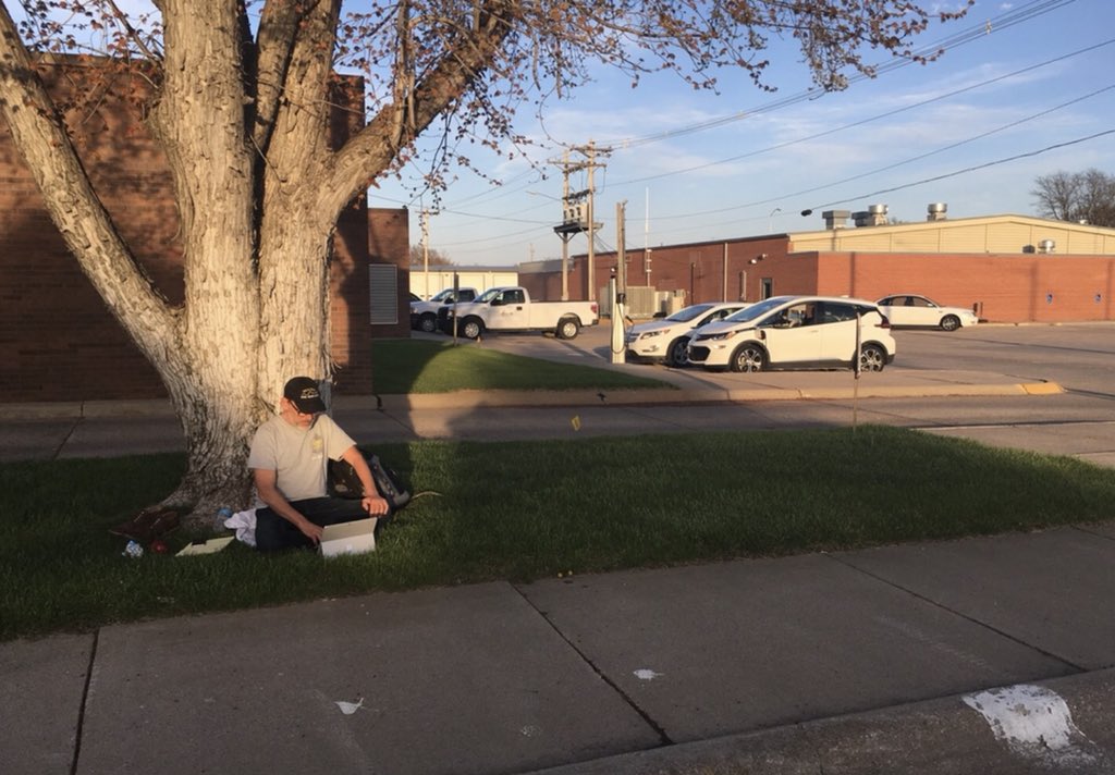 SCcooperatives's tweet photo. George Strait sang it: “If I hurry I can still make Cheyenne.” But he wasn’t in an all-electric car. The #SouthernJoule crew won’t make Cheyenne tonight. But they’ll plan on being there tomorrow. Stay tuned #DriveEVent https://t.co/DVPUdvEn9V
