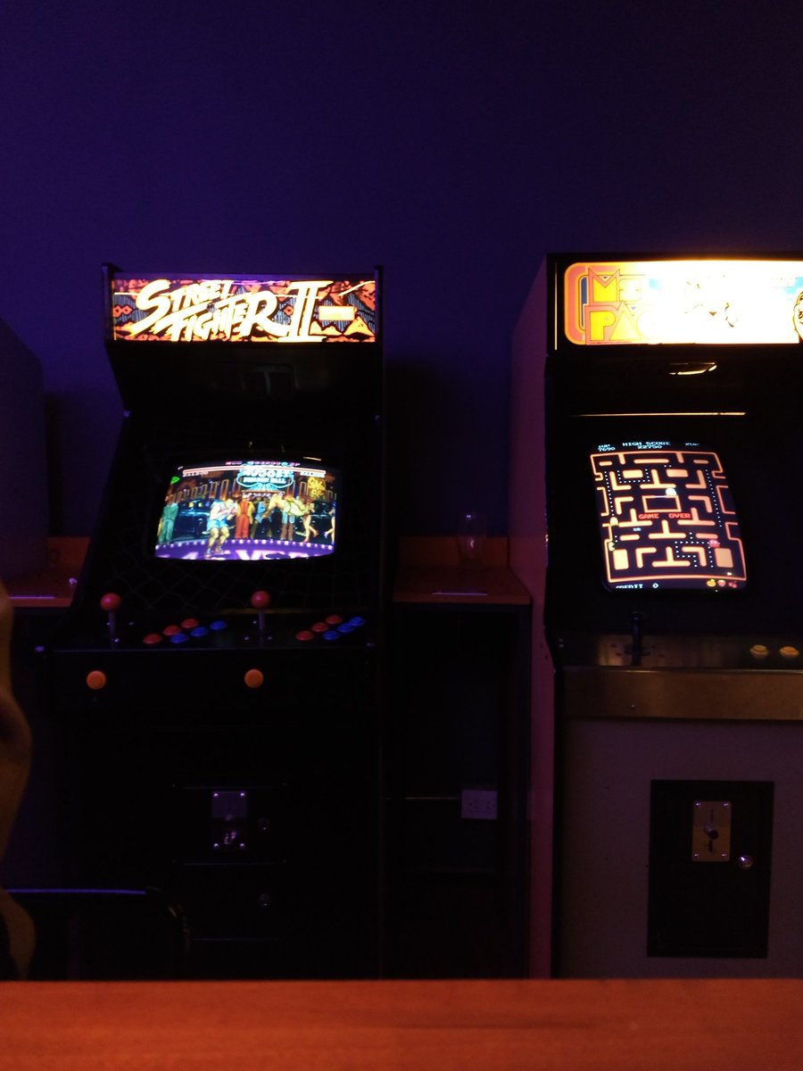 guilloleoz's tweet photo. Vinimos a @bareldestello y estamos nerdeando a full al ritmo de buena birra, Street Fighter y Snow Bros. #BarElDestello https://t.co/K5lyQiWtes