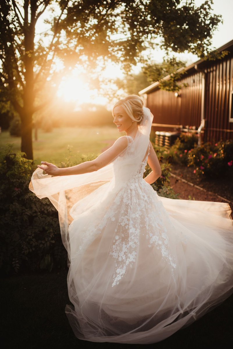 RusticManor1848's tweet photo. Who else is ready to keep having these perfect summer nights? @twigandolive #wedding #IDo #love #wisconsinwedding #summer2018 #sunsets #bridetobe #countryliving https://t.co/vaGJ5rZRha