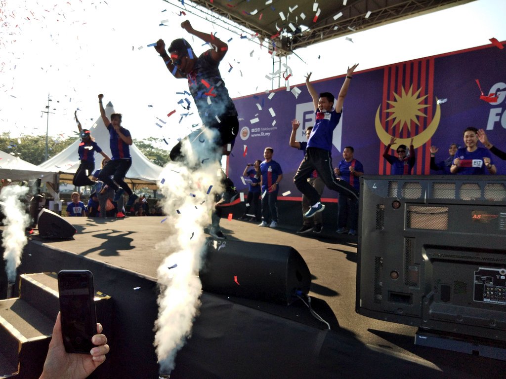 KBSMalaysia's tweet photo. Wow !! 10,000 orang bersama #FitMalaysia dan YB @Khairykj di Padang Dataran Nilai, Negeri Sembilan ! Warga Nogori memang terbaik !
#FitMalaysia
#FitNegeriSembilan
#GetFit
#FitForLife https://t.co/NN06znTgpQ