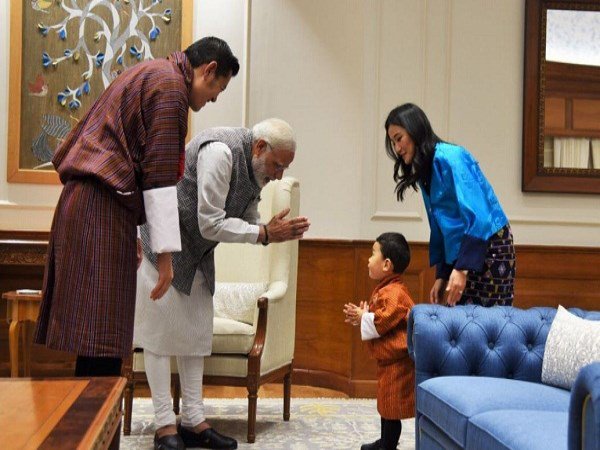 swamisaranamm's tweet photo. Thailand 🇹🇭 &amp; Tamilnadu (India)🇮🇳:

In Both the country greatings said to next person by holding Two hands together at the cheast and bowing your head slightly.

Without ego I am bowing to you.

In Thailand  Sa wati khab 🙏

In India Namaste 🙏

In Tamilnadu Vannakam 🙏 https://t.co/30vThYmU2L