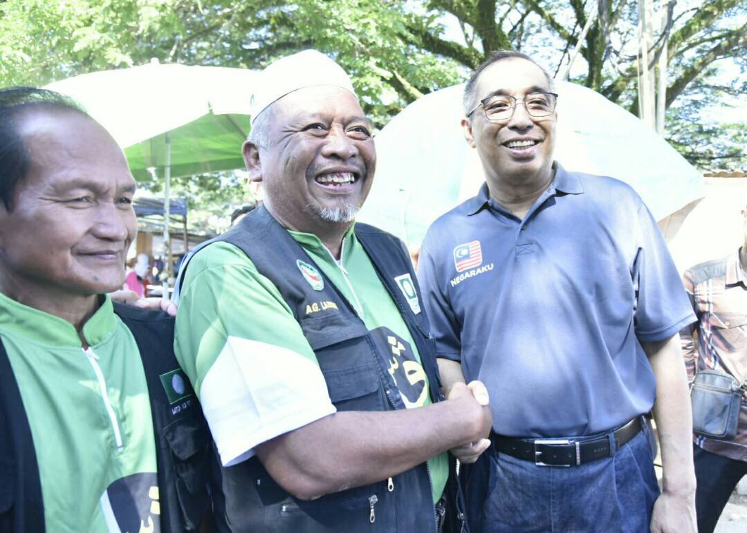 sec_press's tweet photo. Beginilah suasana berkempen PRU14 di negeri Sabah. Perbezaan politik tidak sama sekali menjejaskan silaturahim &amp; persahabatan yg terjalin  selama ini. Berkempen dalam suasana harmoni. @KotaBeludtweet @Zainal_nal59 

#Kitaokba 
#KitaOk 
#PRU14 https://t.co/TNteJGuCpA