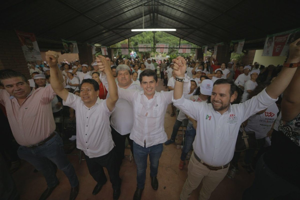 TonoIxtlahuac's tweet photo. El diálogo con los ciudadanos es prioridad en nuestra campaña. Me llena de mucho orgullo ser michoacano porque la gente es lo que hace a nuestro Estado hermoso ¡Vamos hasta la victoria! #FuerteYConFuturo https://t.co/v3nPkyFsxT