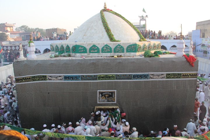 firozeshakir's tweet photo. The #Sufi Shrine of Badiuddin Zinda Shah Madar  #Makanpur seat of #MadarriyaSilsila oldest Sufi order in India,
#Chishtiya 
#Rafaee 
#Qalandari 
#Sabri 
#Banwa  are connected to it ..
#Sufism https://t.co/6JRhfA5wek