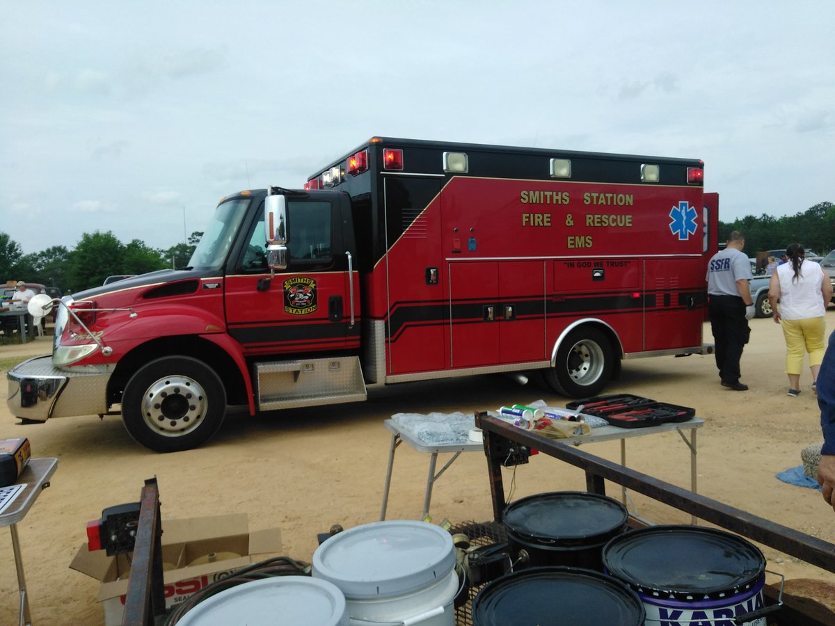 Commander1679's tweet photo. @OneOceanTen 
The SA'F Ambulances look kinda similar to an ambulance down here in Alabama. Not exactly the closet thing by no means but still... https://t.co/h0ivWH76u8