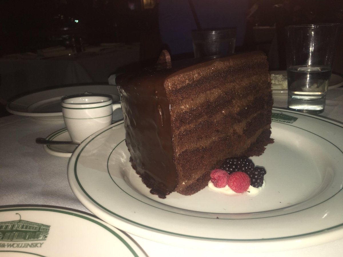 Is this cake big enough for <a href="/MDelgadoSevilla/">Mercedes Delgado</a> &amp; my children to share..??!!