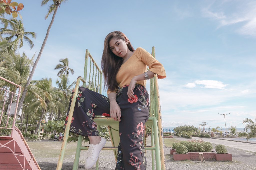 jhocelhere's tweet image. the summer heat never bother me anyway ☀️

#summer #sunseeker #vloggerph #ootd