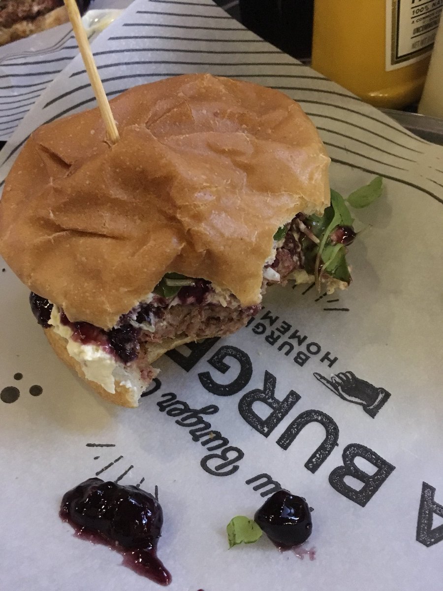 kariskanda's tweet photo. Estoy probando bluemagic #burgermasterco https://t.co/XsBvtvVejB