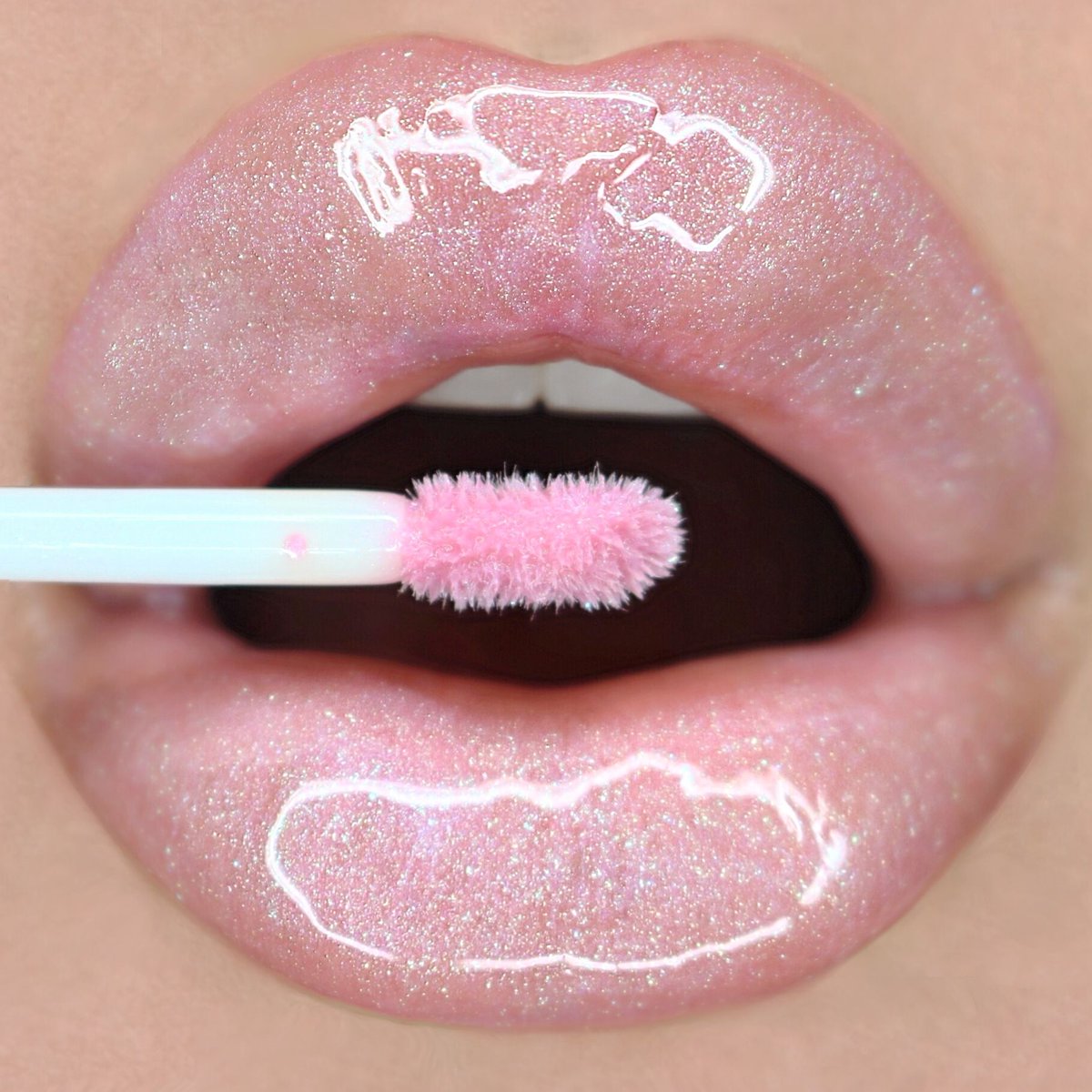 ColourPopCo's tweet photo. Stayin' Glossy 🌟💘 Featured: MY FORTE ULTRA GLOSSY LIP + FINESSE ULTRA GLOSSY LIP 

SHOP: https://t.co/FMH3DVEAmX https://t.co/GBSyxbPjEy