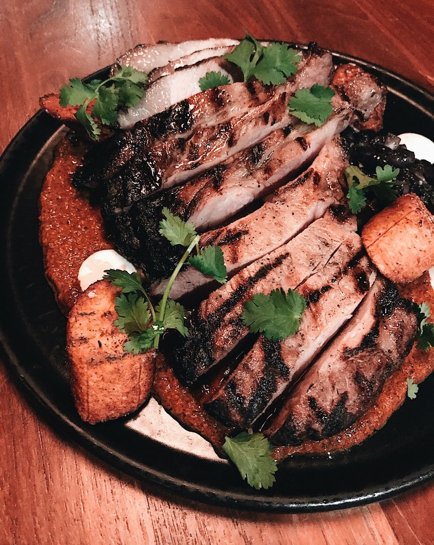 🚨 Special for Tonight... 🚨 
“Para La Raza”
Black Bean Salad, Salsa Roja, Aleppo Crema, Fried Plantains, One Pound Pork Chop.

Available now here at Block this weekend only while supplies last! #blockbutcherbar #foodspecial #dinnertime #saturdays #weekend