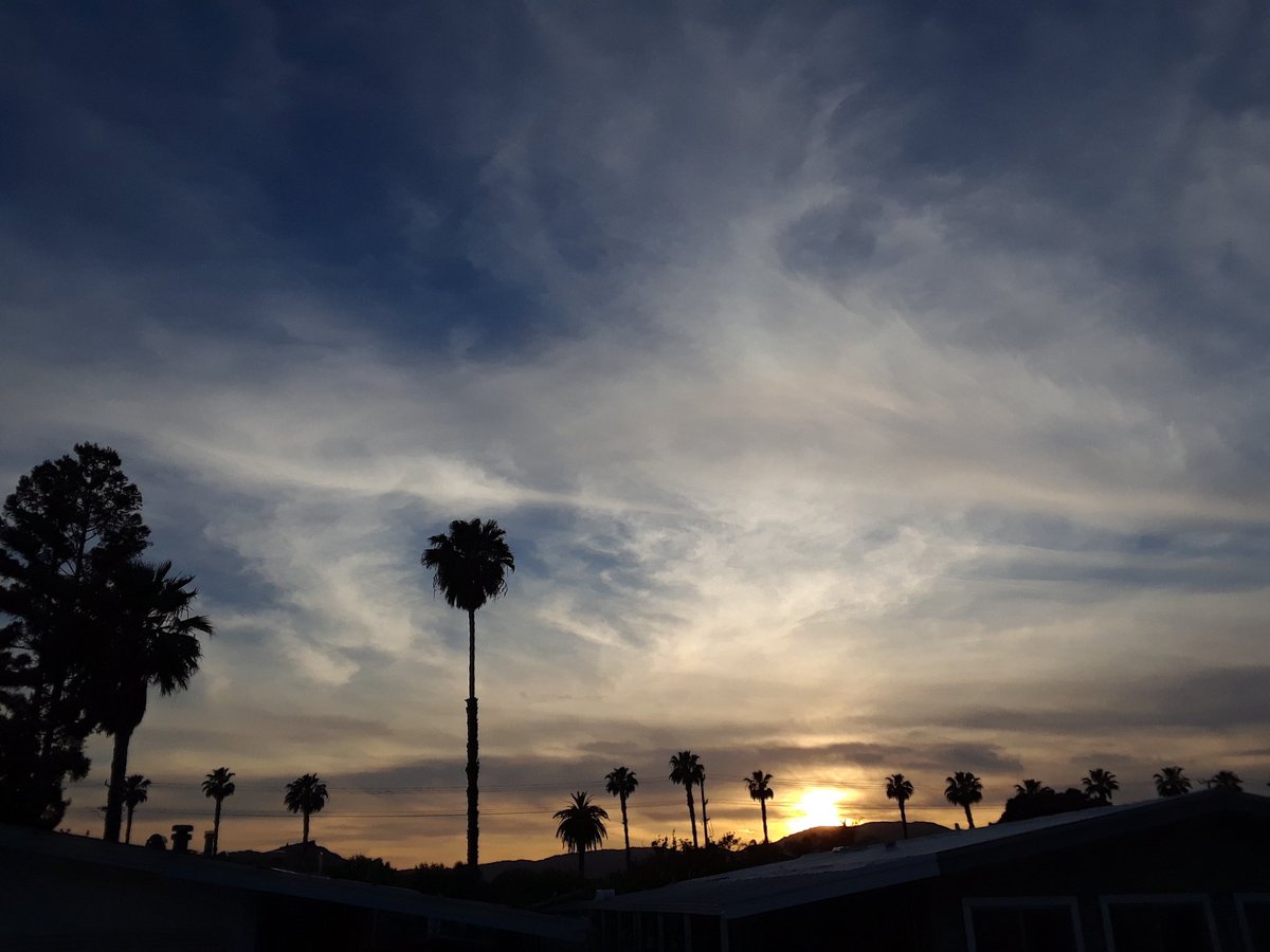 rayzrlove's tweet image. ...as the sun slowly sets over the trailer park...

#cawx #inlandempire #cloudeffects #effetsnuages