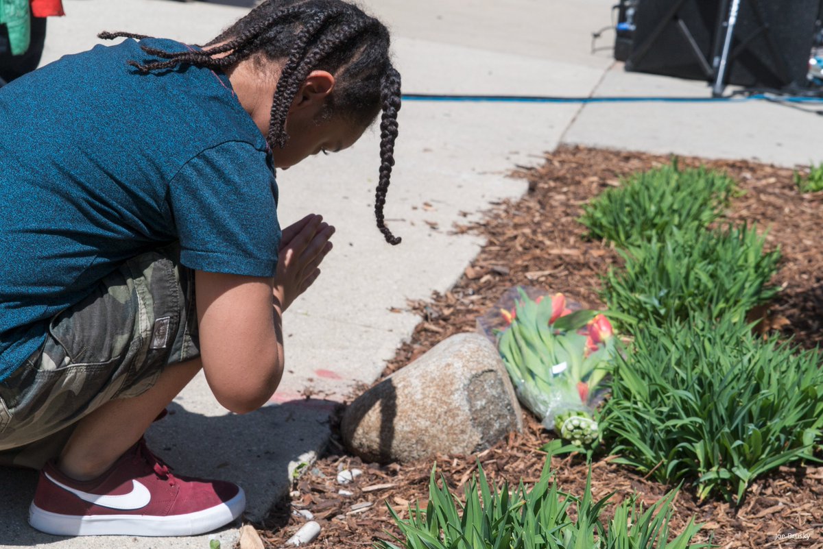 Joseph Brusky (@josephbrusky) on Twitter photo .<a href="/Justice4Dontre/">Coalition 4 Justice</a> Laying flowers and thoughts down for Dontre.
Dontre Day 2018 #DontreHamilton .<a href="/Justice4Dontre/">Coalition 4 Justice</a> Laying flowers and thoughts down for Dontre.
Dontre Day 2018 #DontreHamilton