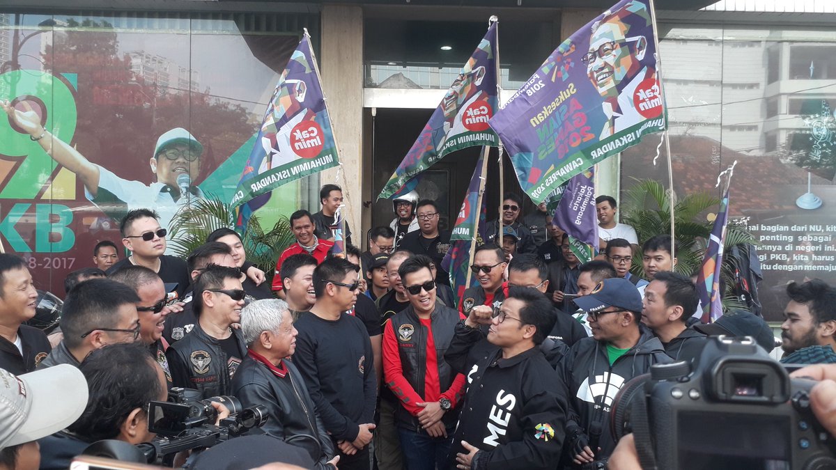 DPP_PKB's tweet photo. Penyerahan secara Simbolis Sapu Lidi oleh @cakimiNOW pada salah satu Bikers sebagai bentuk kepedulian dan ajakan menjaga kebersihan lingkungan di halaman kantor DPP PKB sebelum peserta #BroIminBikers konvoi menuju GBK. https://t.co/UgDXsjpfv8