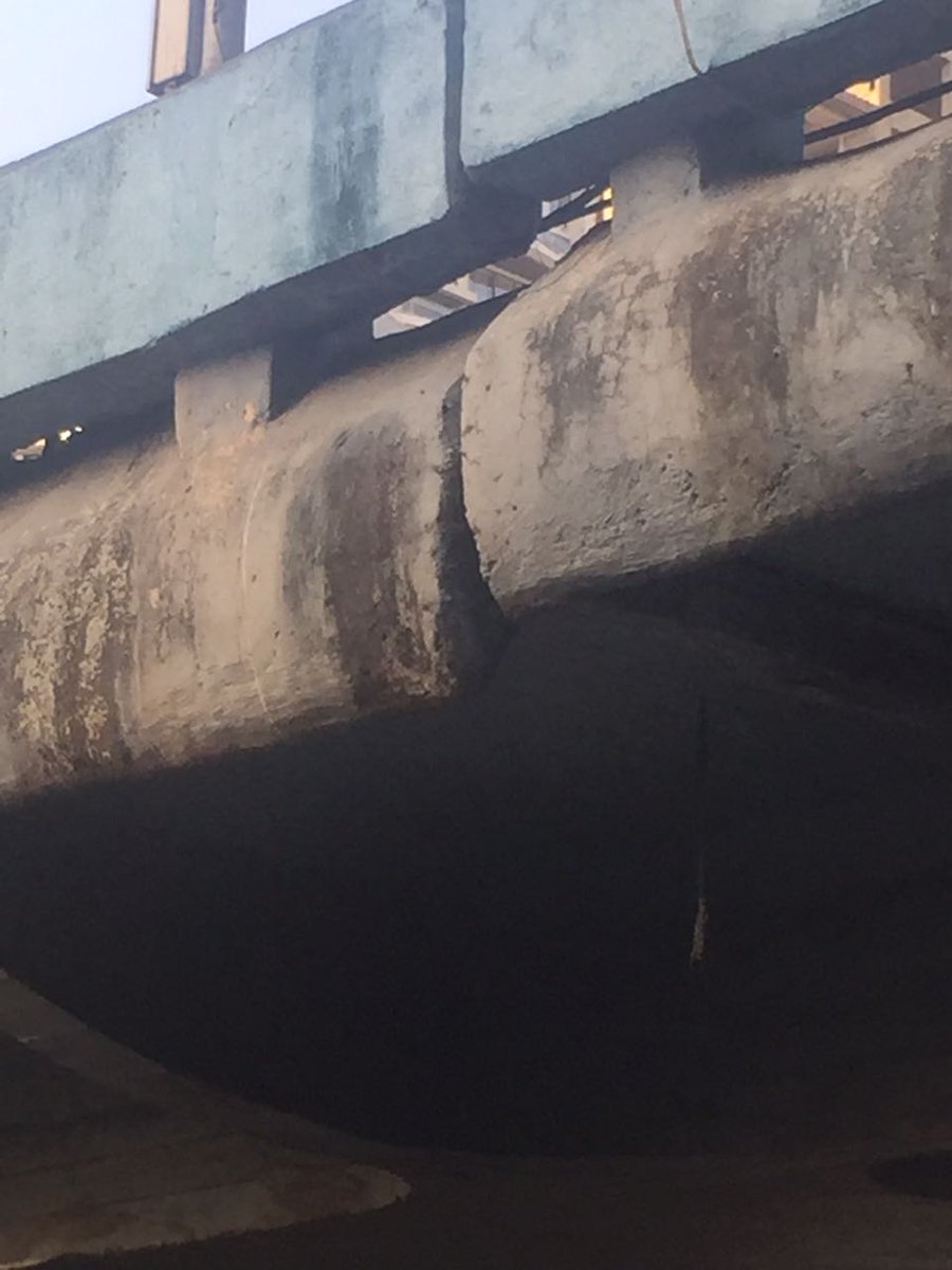 JagatDost's tweet photo. Attention! 
Current state of the Kemps Corner flyover. This definitely does not look right.⬇️needs immediate attention.
@poonam_mahajan @Dev_Fadnavis @MCGM_BMC @CMOMaharashtra
@CPMumbaiPolice @MumbaiPolice  @RidlrMUM Kindly look into this! https://t.co/rvs42Jz1uL