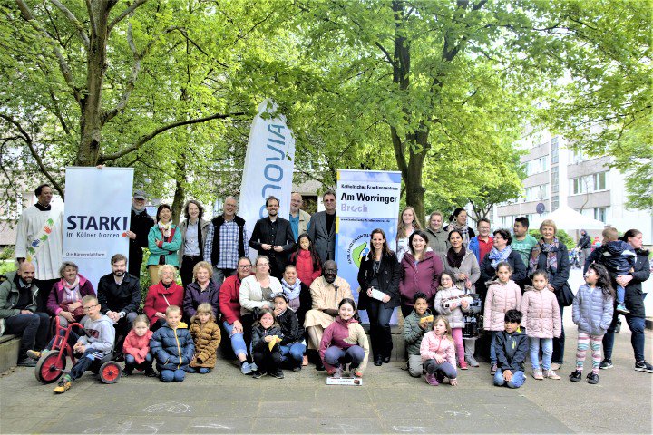 200plus_'s tweet photo. Spielplatzeröffnung in der Siedlung "Im Mönchsfeld" in Köln-Roggendorf/Thenhoven. Endlich haben die Kinder einen eigenen Spielplatz! Danke: @Vonovia_SE @stark_koeln @stadtdechant @Red_umbruch Danke an die Bewohner! @DICOGermany @diakon_13 #communityorganizing #bpfkoeln https://t.co/qpjRuhRsSF