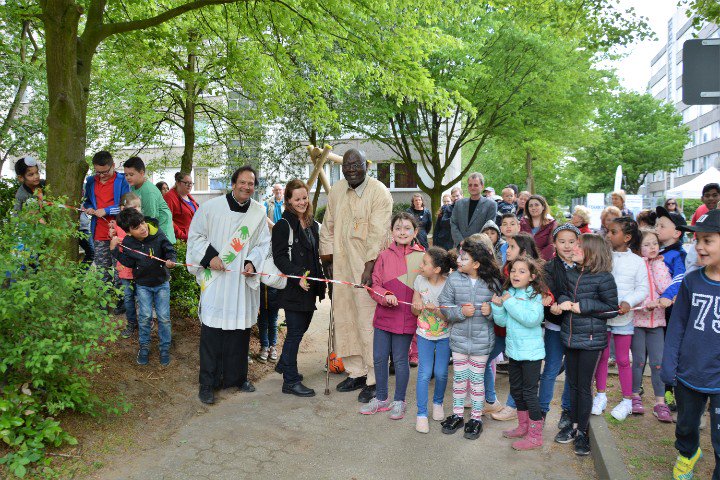 200plus_'s tweet photo. Spielplatzeröffnung in der Siedlung "Im Mönchsfeld" in Köln-Roggendorf/Thenhoven. Endlich haben die Kinder einen eigenen Spielplatz! Danke: @Vonovia_SE @stark_koeln @stadtdechant @Red_umbruch Danke an die Bewohner! @DICOGermany @diakon_13 #communityorganizing #bpfkoeln https://t.co/qpjRuhRsSF