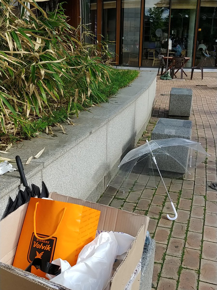 winterharmony2's tweet photo. 수건 나눔 끝났습니다..! 데이터 오류때문에 공지가 안올라가서 게릴라로 진행했습니다 죄송합니다 ㅠㅜ 혹시 다른 날 트레이딩카드를 받으실 분께서는 올림픽홀 앞  커피그루나루 앞으로 오시면 받아가실 수 있습니당 :) https://t.co/hKK6q6RBr4