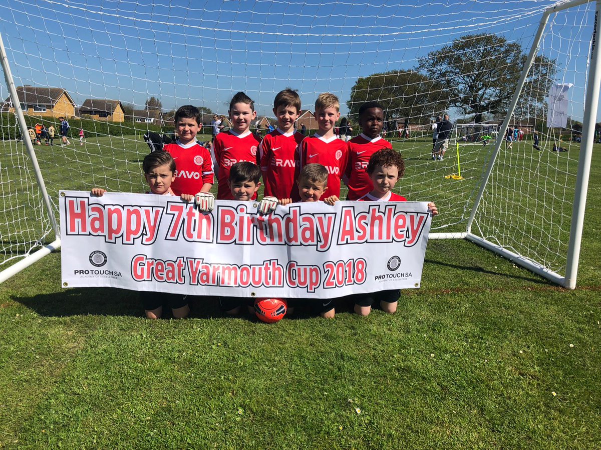 GioU12_CCFC's tweet photo. Day 2 @ Great Yarmouth Tour 

U7's 👀 on the top prize🥇

Come on Pro Touch SA!!!! https://t.co/Gzxs7aSwkd