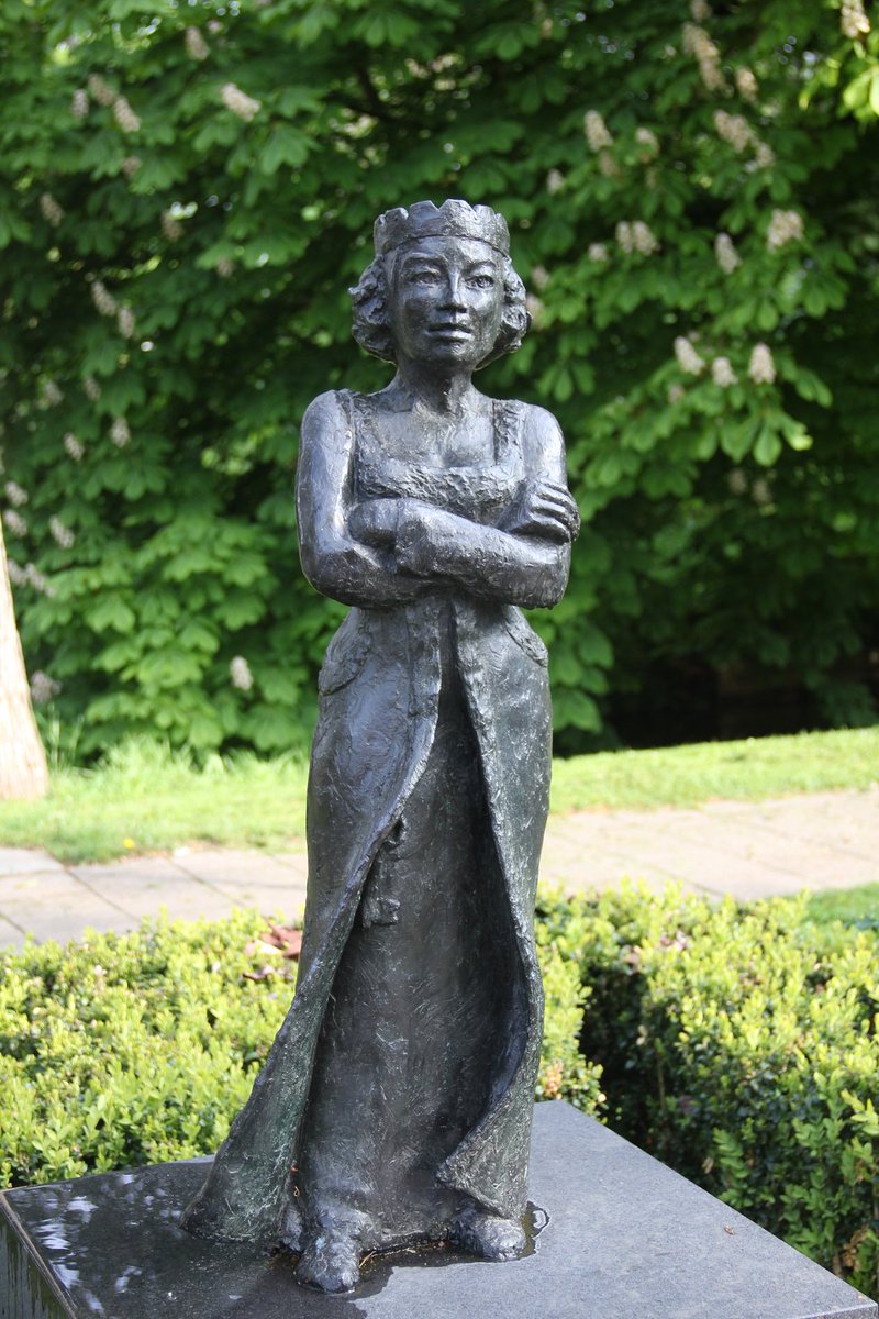 UitinIJ's tweet photo. Tip voor vandaag: rondje kunst in #IJsselstein. Download de gratis beeldenwandeling via @Izitravel-app, bezoek onderweg de Open Ateliers #Walkade, 'Tulpenmanie bij MIJ' en een van de gezellige terrasjes in de binnenstad. https://t.co/bcvcubIrqx #OntmoetelkaarinIJsselstein https://t.co/BrtpHb42IU