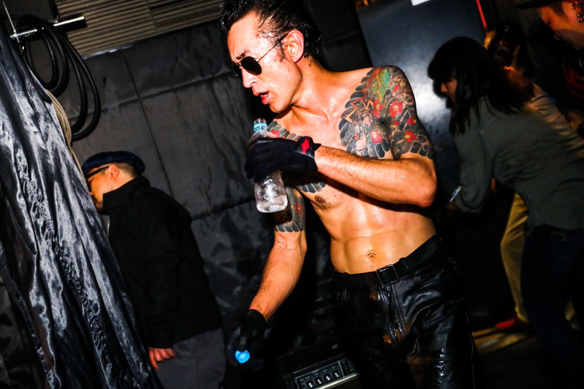 すけちゃん ギターウルフはアメリカでもかなり知られた日本のバンド 友達のローカル紙の編集長がギターウルフのファンで ライブについて行った時 ドラムのトオルさんの タトゥーがアメリカ人に絶賛されていた ガイジンさんはこういうのが大好きで