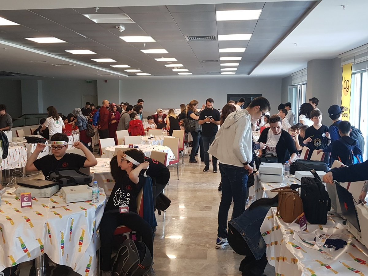 DrSelcukOzdemir's tweet photo. Dün 130 ortaokul öğrencisi #hackidhon18 'de üçerli takımlarda arduino setlerini ve S4A platformunu kullanarak kendi oyun konsollarını gelistirmeye çalıştı.Teknoloji geliştirmenin sadece çekik gözlü insanlara mahsus olmadığını o "eşiği" atlayarak anladılar. @MevDinc @EceKaraboncuk https://t.co/qEDljHULK3