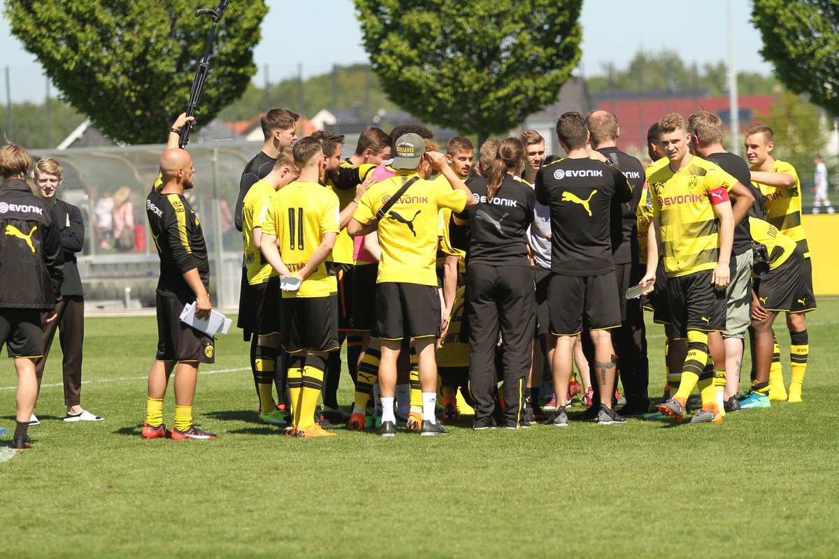 barthvolker's tweet photo. Übrigens: weil das Spiel Paderborn-Bochum mit mehreren Minuten Verspätung hing, gab es für die #U19 vom #BVB nach Abpfiff Unsicherheit und Bangen, ob der 4:1 Sieg gegen die Fortuna ausreichen würde #Juniorenbundesliga #West #Vizemeister #Endrunde https://t.co/ZYgqGG7OJF