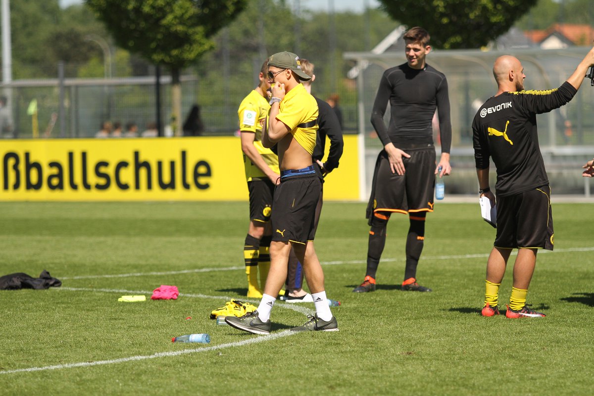 barthvolker's tweet photo. Übrigens: weil das Spiel Paderborn-Bochum mit mehreren Minuten Verspätung hing, gab es für die #U19 vom #BVB nach Abpfiff Unsicherheit und Bangen, ob der 4:1 Sieg gegen die Fortuna ausreichen würde #Juniorenbundesliga #West #Vizemeister #Endrunde https://t.co/ZYgqGG7OJF