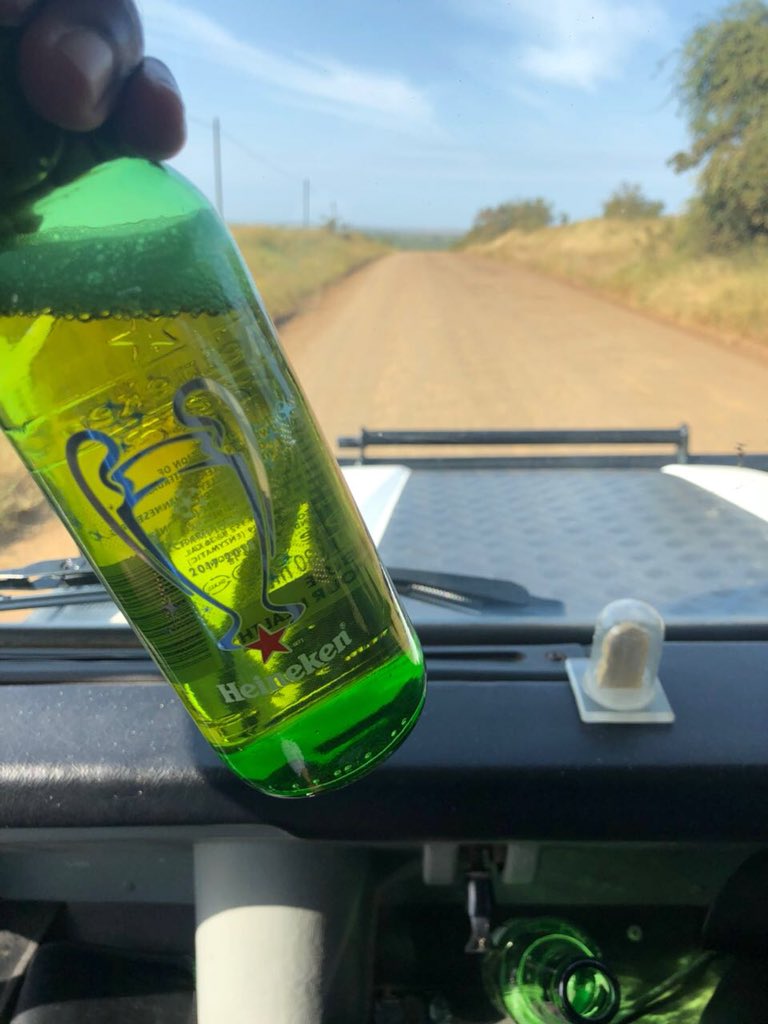 BavaniNaicker's tweet photo. When all you need is a landrover and cake. #iloverural #manguzimadness #wildlife One life live it https://t.co/f1WLCcZwFO