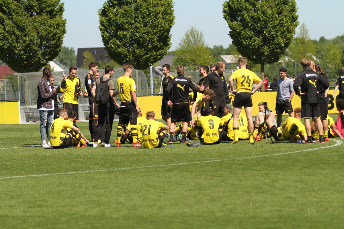 barthvolker's tweet photo. Übrigens: weil das Spiel Paderborn-Bochum mit mehreren Minuten Verspätung hing, gab es für die #U19 vom #BVB nach Abpfiff Unsicherheit und Bangen, ob der 4:1 Sieg gegen die Fortuna ausreichen würde #Juniorenbundesliga #West #Vizemeister #Endrunde https://t.co/ZYgqGG7OJF