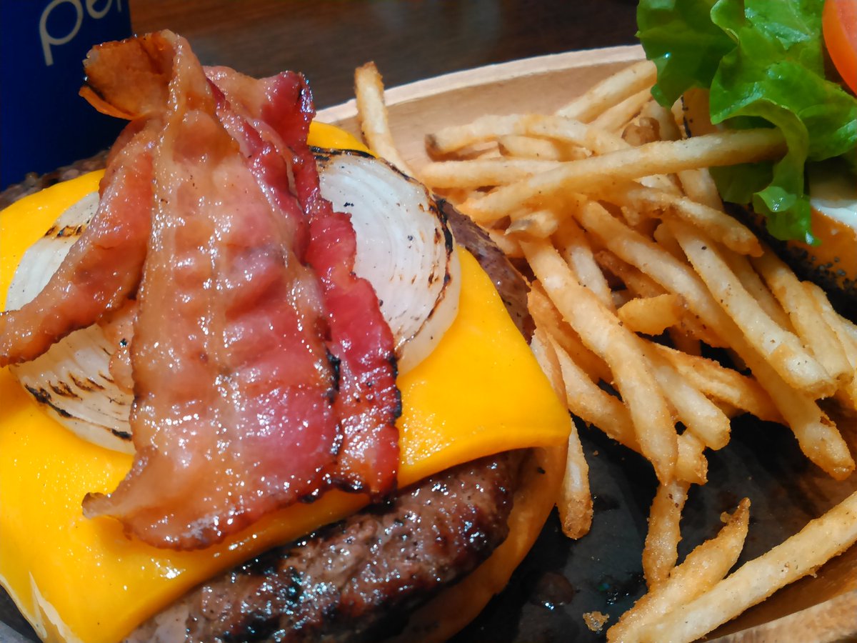 kyokeka's tweet photo. 幸せの極致……この世の肉パン天国クアアイナへ、ようこそー！！ https://t.co/bayfIKMPYe