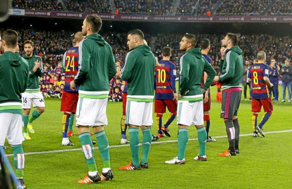 MiguelSerranoTV's tweet photo. Pasillo de #Villarreal y #Betis al #Barça por Mundialito(2010 y 2015).Si estos lo hubiesen ganado,no cabe duda, se lo habrían devuelto.Por tanto, el Barça no se lo hizo al #RealMadrid porque NO QUISO. La excusa era mentira.
No os creáis lo del ‘señorío’ y lo de buenos y malos. https://t.co/BRJojFdX6J