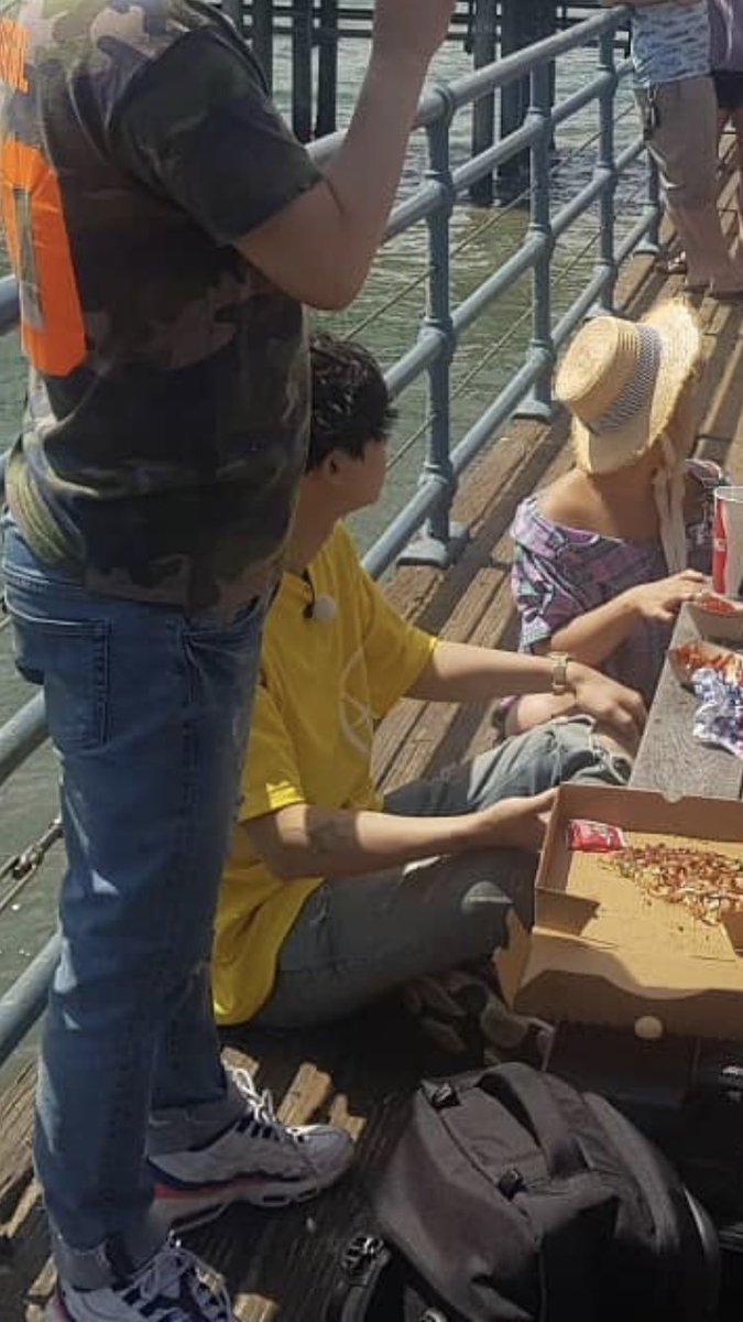 pcyactivities's tweet photo. chanyeol eating pizza on the floor (2018) https://t.co/M2GnbtedAA