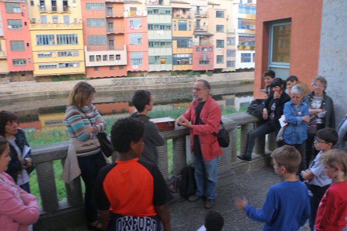 miquelduran's tweet photo. #itimaggi Ahir amb @ArturAntunez vam acabar l'itinerari màgic-científic per Girona al riu, davant de l'estrella de cinc punxes, parlant de Fibonacci i la raó àuria de les finestres, i amb el joc químic del Xupa-Xups. Més de 60 persones, màgia i ciència. https://t.co/wvRRZLtPaQ