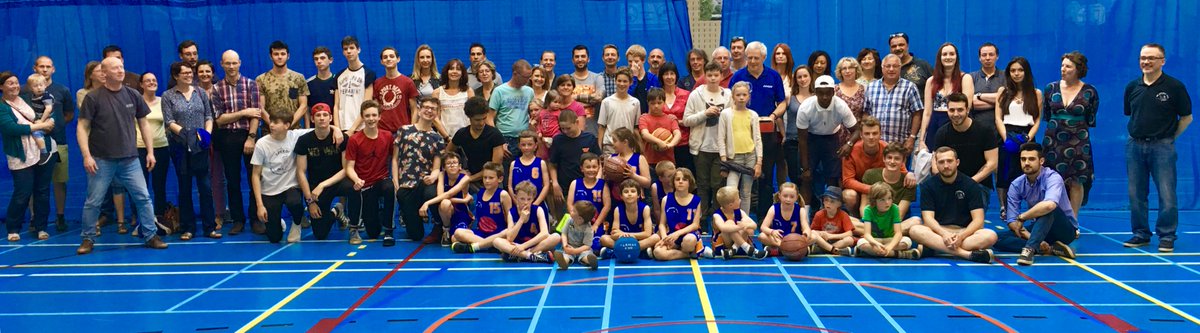 SpeedyMSG's tweet photo. Un chouette moment hier au BC Speedy MSG pour remercier Guy Massart pour tout ce qu'il aura apporté au club aux cours de ce années. #SpeedyMSG #basketfamily #montsaintguibert https://t.co/fNhKrNxofb