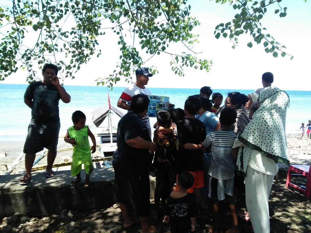 n3yland's tweet photo. Pelepasan anak dugong di desa Joubela Kec. Morotai Selatan yg terperangkap oleh jaring nelayan pada jam 24.00 WIT dan dilepaskan pada jam 11.50 WITA
#SKP https://t.co/g6O51FyUAd