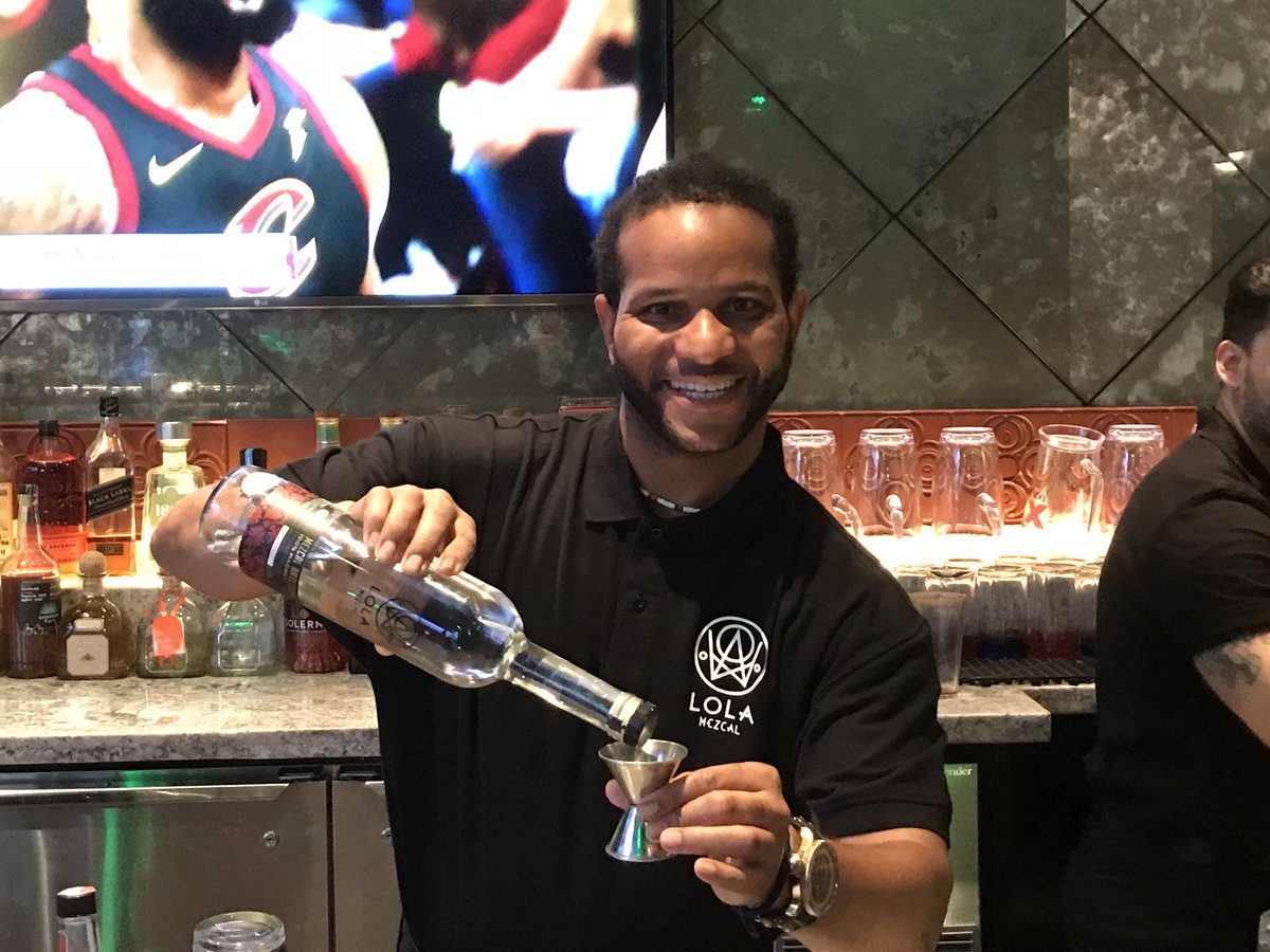 EuropeanBic's tweet photo. Don't miss out on Cinco de Mayo weekend and stop by @ChayoLV on this special day! Drinks up with @LolaMezcal at @TheLINQ!

#mexico #tequila #oaxaca #agave #cocktail #cocktails #guacit #entry #cincodedrinko #CincoDeMayo #CincoDeMayoWeekend #LasVegas #Vegas #lasvegasstrip #mezcal https://t.co/Sl0CavHgvo