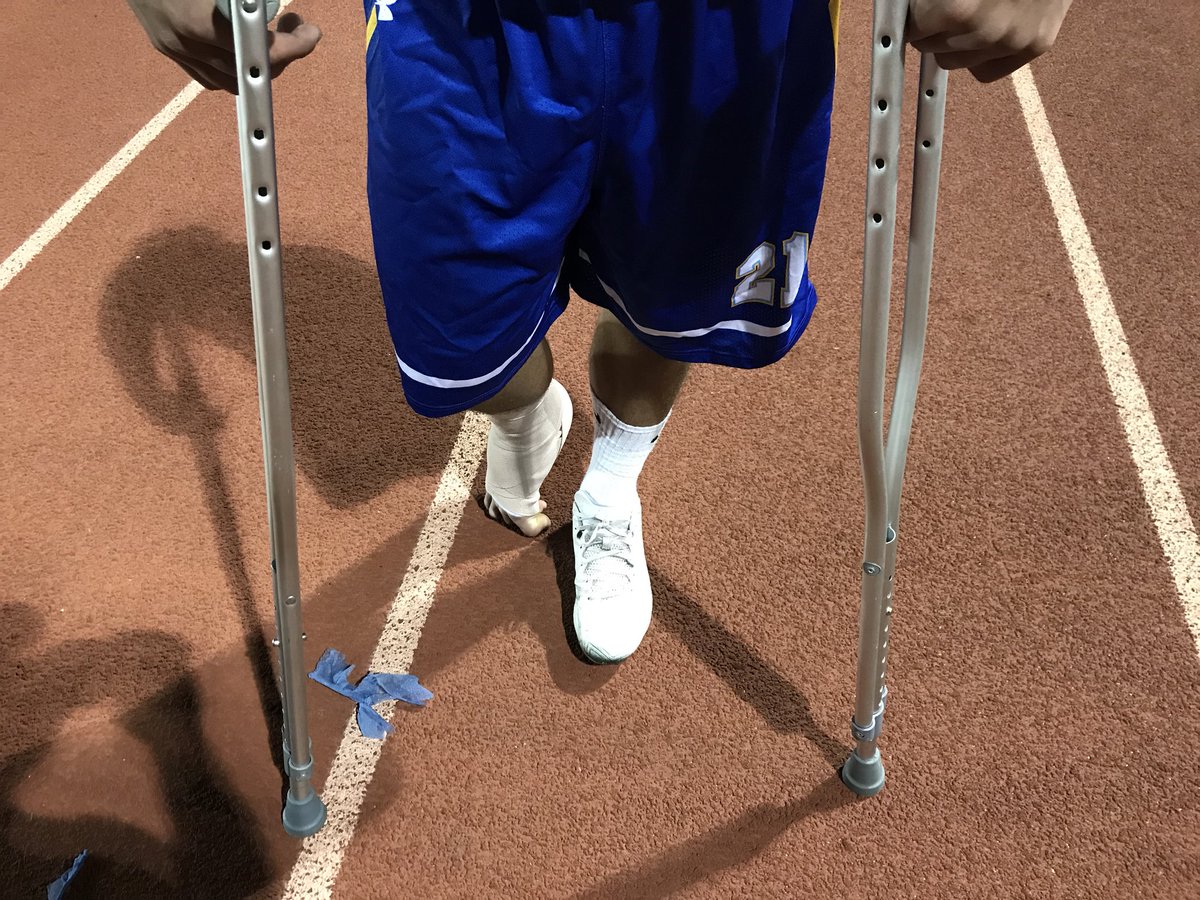vcspreps's tweet photo. Agoura goalie Zach Tripp stood firm tonight against top-seeded Loyola. He made 13 saves playing on one leg after spraining an ankle in quarterfinal win at Chaminade. Been on crutches since win and went back on them after game. Credited training staff for getting him ready. https://t.co/ytQEcE9ngk