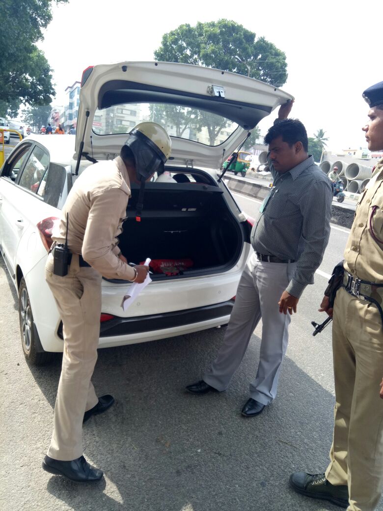 DCPWestBCP's tweet photo. ಚುನಾವಣಾಧಿಕಾರಿಗಳೊಂದಿಗೆ ಬೆಂಗಳೂರು ನಗರದ ಪಶ್ಚಿಮ ವಿಭಾಗದ ಪೊಲೀಸರು ಠಾಣಾ ವ್ಯಾಪ್ತಿಯಲ್ಲಿ ಚೇಕ್ ಪೋಸ್ಟ್ ಗಳಲ್ಲಿ ವ್ಯಾಪಕ ತಪಾಸಣೆಯನ್ನು ಮುಂದುವರೆಸಿರುತ್ತಾರೆ.
@BlrCityPolice | #ElectionCheckPost | #IntenseChecking | #FairElections | #KarnatakaElection2018 | #PoliceWithElectionOfficials | @ceo_karnataka https://t.co/ftBy28neW0