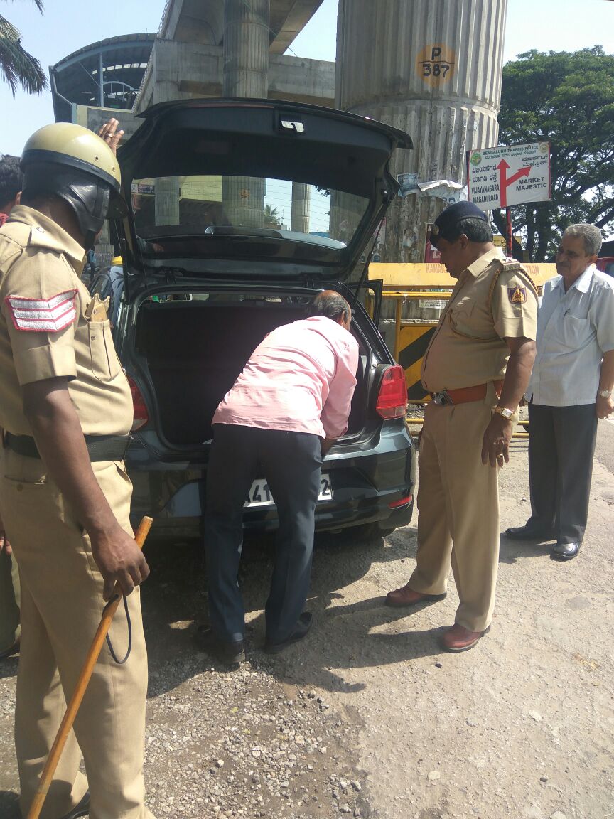 DCPWestBCP's tweet photo. ಚುನಾವಣಾಧಿಕಾರಿಗಳೊಂದಿಗೆ ಬೆಂಗಳೂರು ನಗರದ ಪಶ್ಚಿಮ ವಿಭಾಗದ ಪೊಲೀಸರು ಠಾಣಾ ವ್ಯಾಪ್ತಿಯಲ್ಲಿ ಚೇಕ್ ಪೋಸ್ಟ್ ಗಳಲ್ಲಿ ವ್ಯಾಪಕ ತಪಾಸಣೆಯನ್ನು ಮುಂದುವರೆಸಿರುತ್ತಾರೆ.
@BlrCityPolice | #ElectionCheckPost | #IntenseChecking | #FairElections | #KarnatakaElection2018 | #PoliceWithElectionOfficials | @ceo_karnataka https://t.co/ftBy28neW0