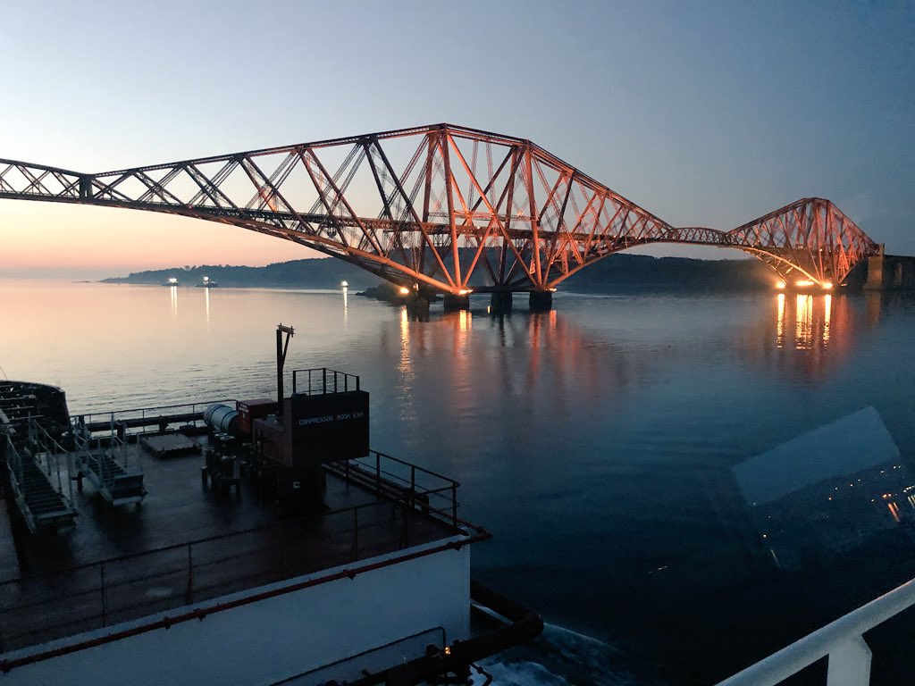 ForthpilotD's tweet photo. Another gorgeous morning at the office #riverforth @WindyWilson88 @TheForthBridges https://t.co/jiwsXw5dgf