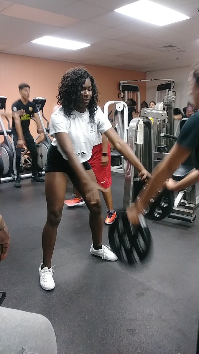 CheerJil's tweet photo. Varsity putting in the extra work for next year https://t.co/m0gEKBFK3h