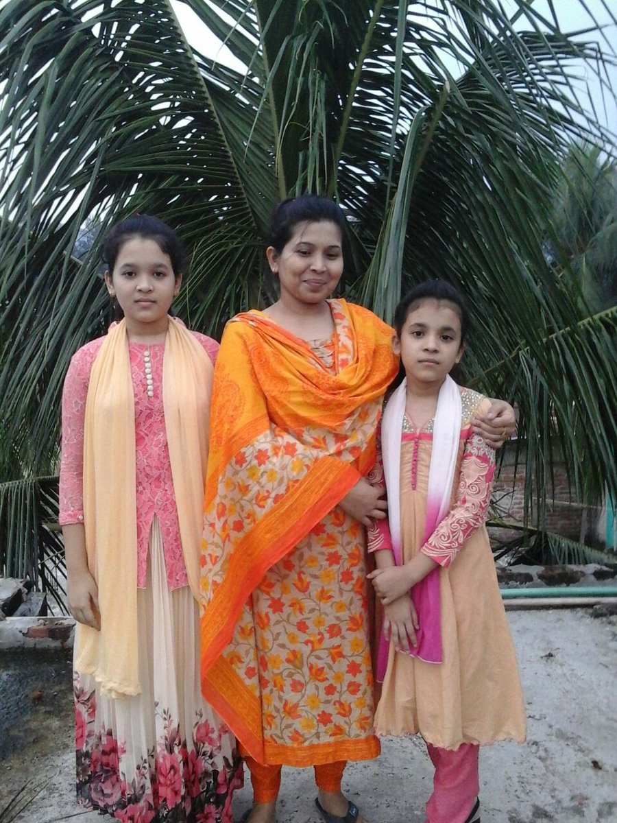 RiyaSume's tweet photo. আমি ও আমার দুই কন্না https://t.co/ET01xd0CRE