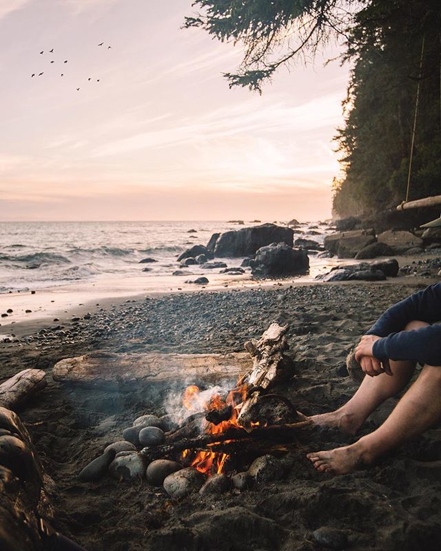 The sound of crashing waves and a crackling fire - a perfect night on the west coast. .
.
.
.
.
.
#explorebc #explorecanada #juandefucatrail #mysticbeach #optoutside #natgeoadventure #earthpix #sharevi #vancouverisland #campvibes #earthofficial #earthfoc… ift.tt/2HUSvVH