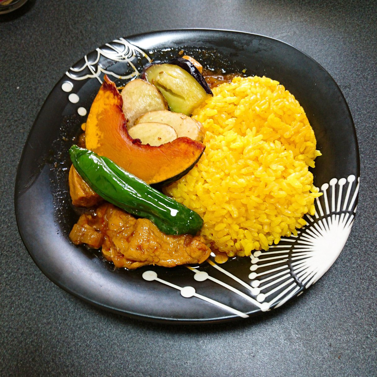 ここにいるよ杉浦 On Twitter できました 野菜 素揚げ チキン カレー くそうまい ていうかこれ自宅でできたらカレー食いに行かなくていいんじゃないかな 俺べつにそんなにカレー好きじゃないから今までも食べにいかなかったけど