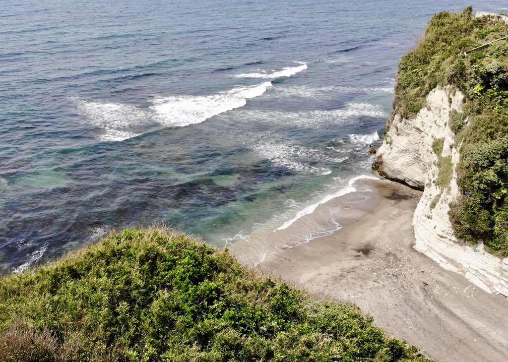 一般社団法人御宿町観光協会 On Twitter 気まぐれ散歩道 2018 05 06 観光協会事務局が気ままに御宿を撮影して発信 連日の強風に海岸は悩まされています 比較的朝の穏やかなうちに小波月 こはづき 海岸に 太陽の光が足りなく 波もあったのでまた来ます 御宿町