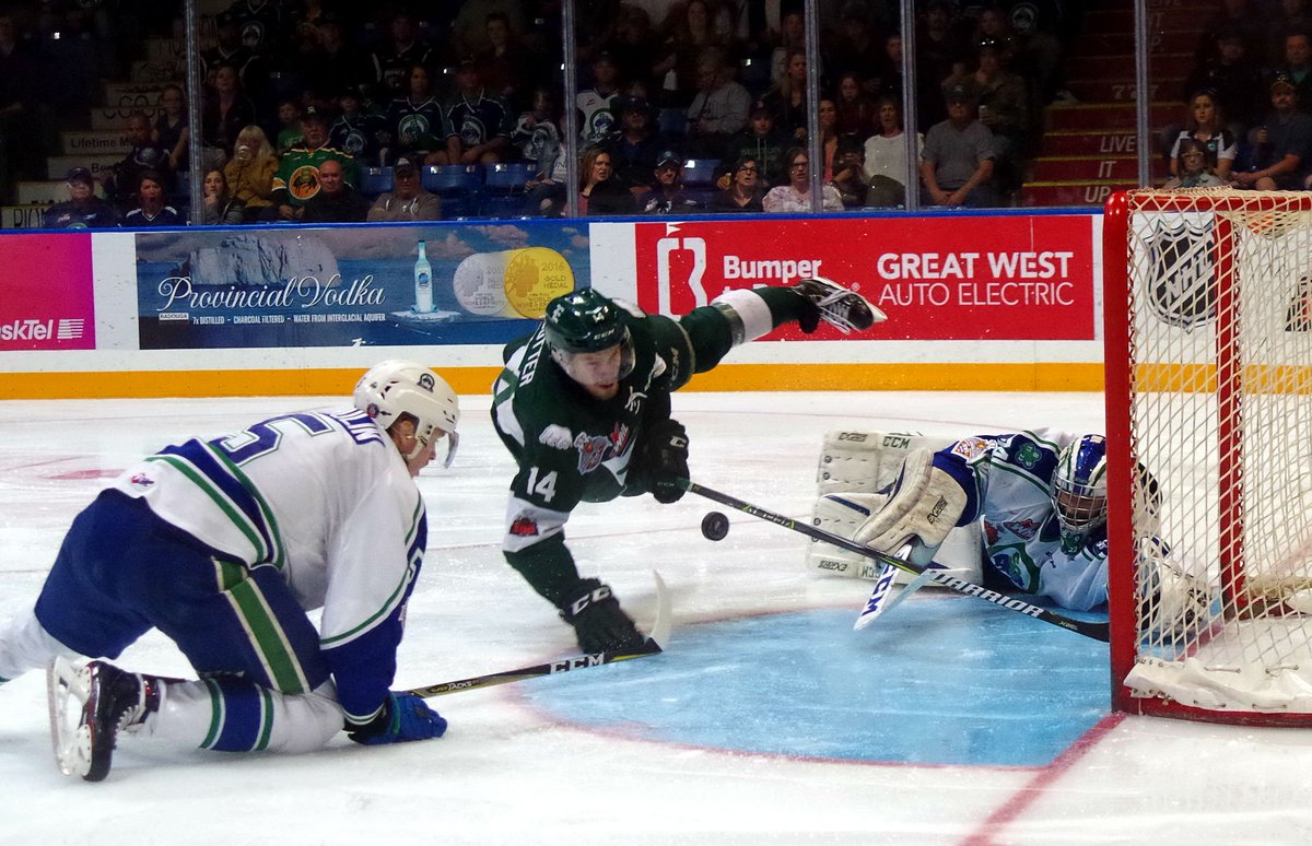 PrairiePostSC's tweet photo. The @SCBroncos made a big comeback from 3-0 down in the 2nd period to beat the @WHLsilvertips 4-3 in overtime. The #WHLChampionship now tied 1-1. https://t.co/Or3TqFdwnc